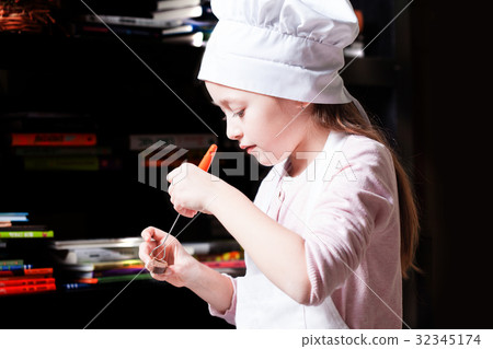 Little chef prepare chocolates 32345174