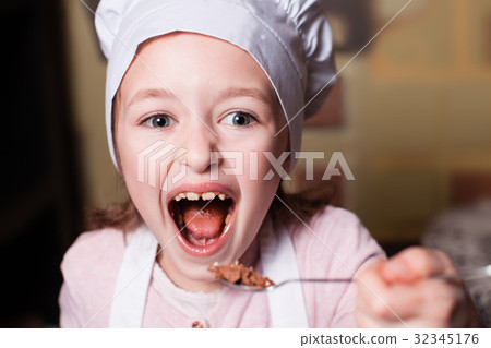 Little chef prepare chocolates 32345176