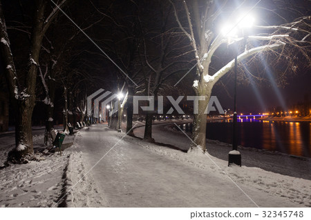 Night view of snow-covered embankment 32345748