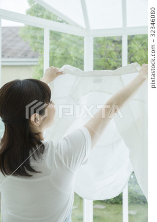 洗圖像家庭主婦確認洗碗 洗圖像家庭主婦確認洗碗 32346080