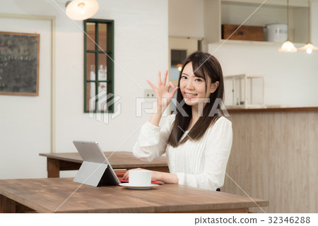 A woman working in a cafe A woman working in a cafe 32346288