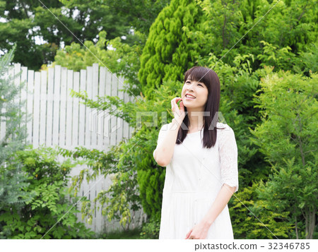 Beauty girl smiling in the garden Beauty girl smiling in the garden 32346785