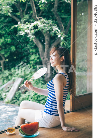 一個女人愛撫邊緣的粉絲 32346865