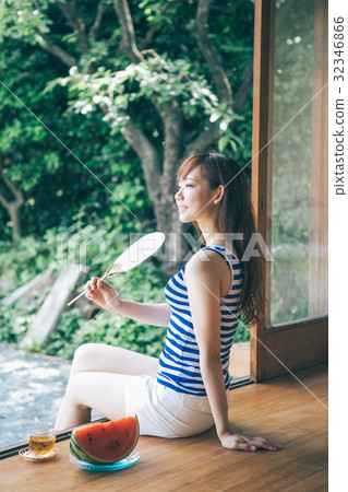 一個女人愛撫邊緣的粉絲 32346866