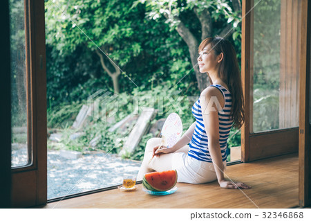 一個女人愛撫邊緣的粉絲 32346868