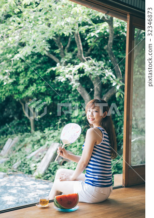 一個女人愛撫邊緣的粉絲 32346873