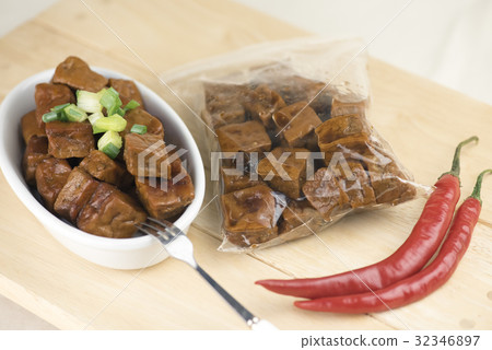 傳統Yuzhu美食術 - 白豆黃昏白色，白色白色背景 32346897