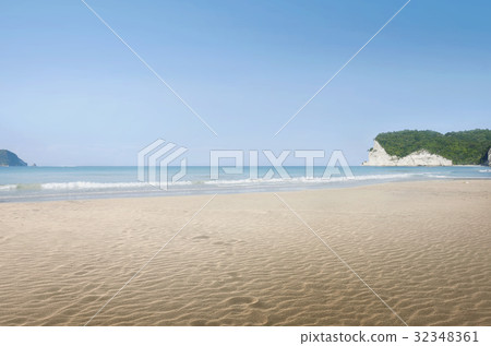 Landscape view of tropical beach with blue sea 32348361