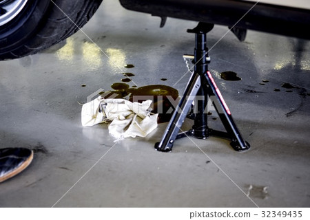 Oil leak Oil leak 32349435