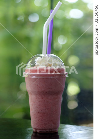 Fresh juicy starwberry  smoothies 32350456