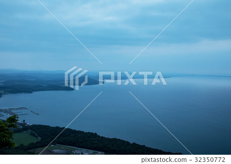 在日落之前的Saroma湖 32350772