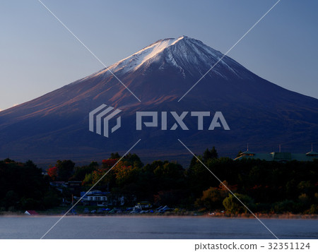 Kawaguchi lake Thin snow morning Kawaguchi lake Thin snow morning 32351124