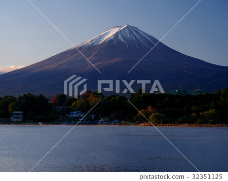 Kawaguchi lake Thin snow morning 32351125