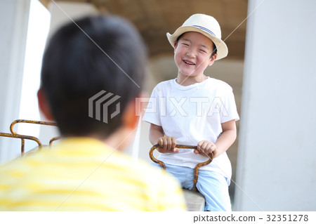 Children playing with a seesaw 32351278