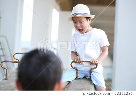 Children playing with a seesaw 32351285