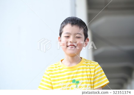 小學生帶著微笑 小學生帶著微笑 32351374
