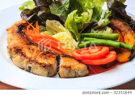 Grilled salmon steak 32351644