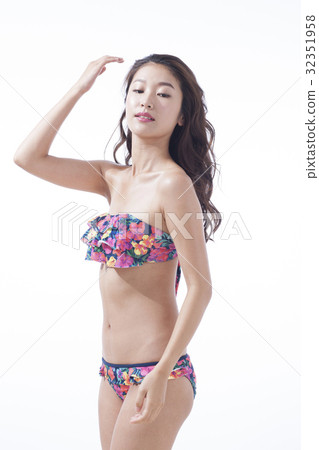強烈曬日光浴的泳裝熱天氣的一個少婦 32351958