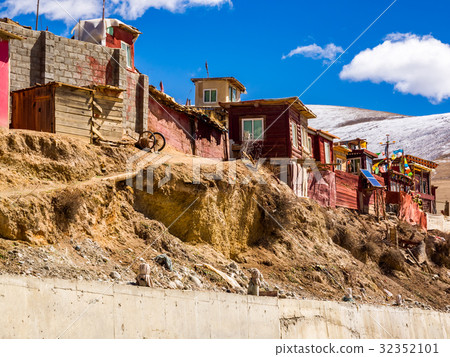 Shacks of buddhist monks in Yarchen Gar Monastery Shacks of buddhist monks in Yarchen Gar Monastery 32352101