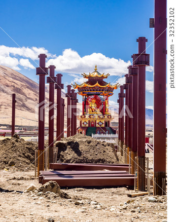 Under construction of buddha image 32352102