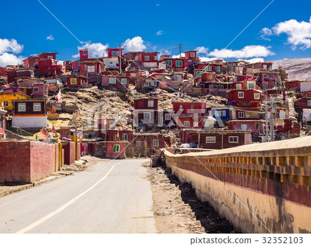 Shacks of buddhist monks on the hill Shacks of buddhist monks on the hill 32352103
