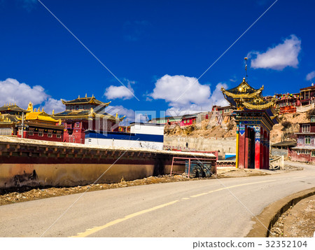 View of Yarchen Gar Monastery View of Yarchen Gar Monastery 32352104