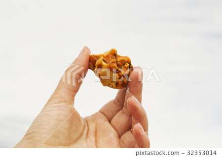Amber in hand with a clear reflection of the palm Amber in hand with a clear reflection of the palm 32353014