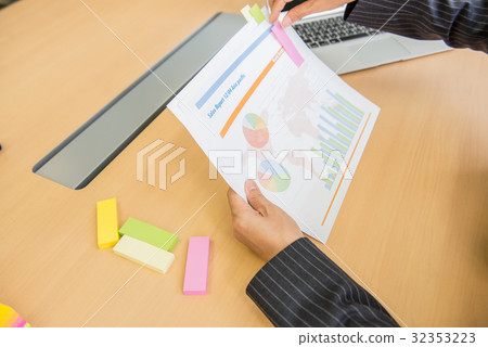 Business meeting Core working meeting carrier woman female sticky note post it 32353223