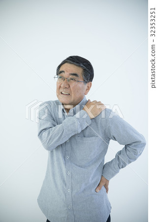 肩膀僵硬,腰痛疼痛的老人 肩膀僵硬,腰痛疼痛的老人 32353251