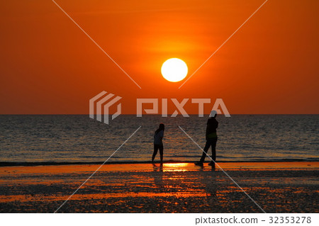 Sunset in Kota Kinabalu, Sabah, Malaysia 32353278