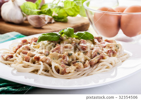 Spaghetti carbonara with bacon and basil Spaghetti carbonara with bacon and basil 32354506