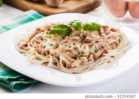 Spaghetti carbonara with bacon and basil Spaghetti carbonara with bacon and basil 32354507