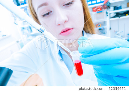 The assistant in the hospital makes a test of DNA for the establishment of paternity The assistant in the hospital makes a test of DNA for the establishment of paternity 32354651