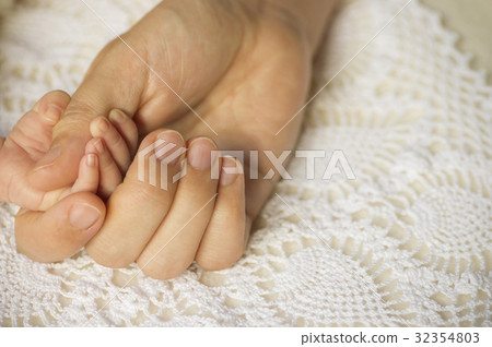 嬰孩手和母親的手 32354803