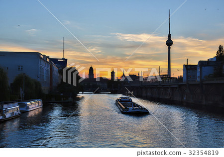 sunset over the river Spree in Berlin 32354819