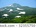 深綠色的Chokai山和剩下的雪 32355750