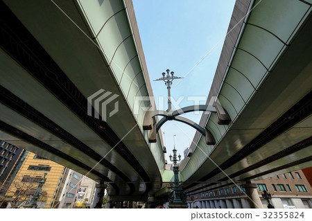 Nihonbashi (decorative pillars including Kirin statue and street monument point stone monument, capital high) Nihonbashi (decorative pillars including Kirin statue and street monument point stone monument, capital high) 32355824