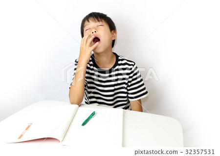 Children yawning while studying 32357531