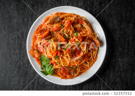 Pasta Vongole Spaghetti with clam and tomato Pasta Vongole Spaghetti with clam and tomato 32357552