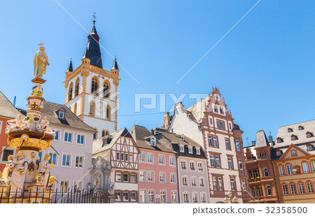 Historic House facades Main Market Trier 32358500