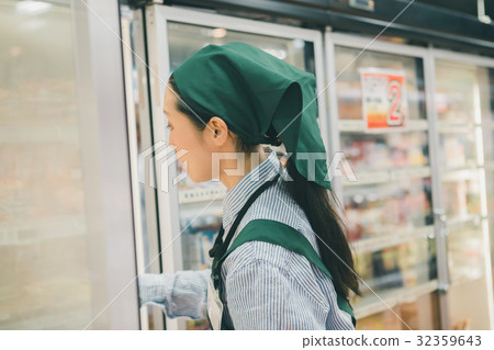 super, supermarket, female 32359643