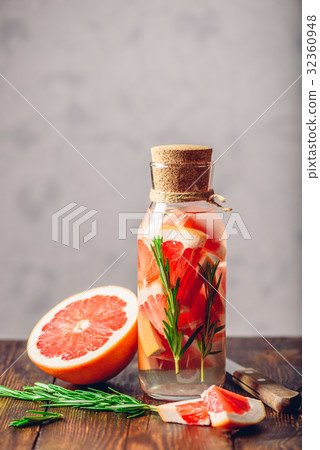 Water Infused with Grapefruit and Rosemary. 32360948