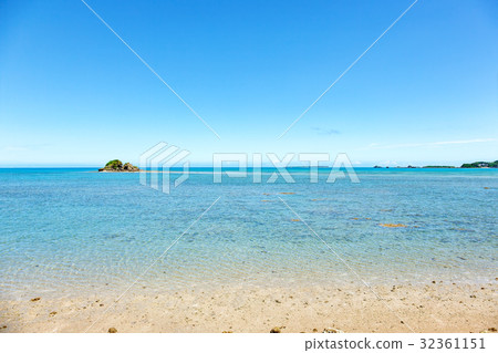 Okinawa (July summer blue sea blue sky Hamahigajima) 32361151