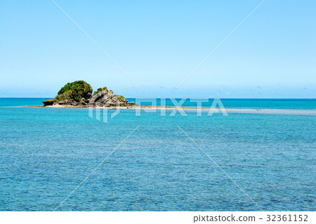 Okinawa (July summer blue sea blue sky Hamahigajima) 32361152