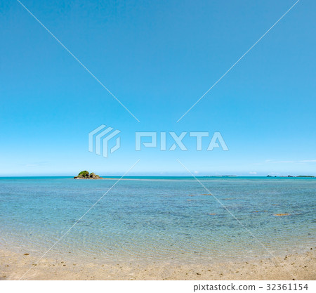 Okinawa (July summer blue sea blue sky Hamahigajima) 32361154