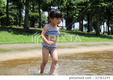 演奏水的女孩在公園 32361245
