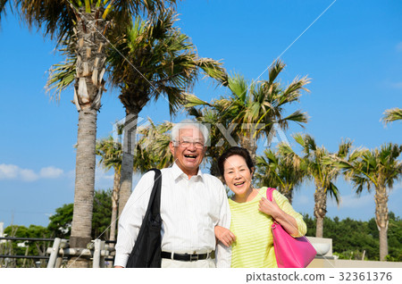 Senior couple Resort trip 32361376