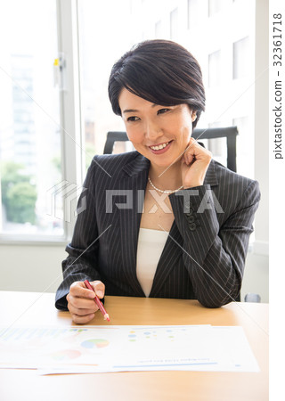 Business meeting Core working meeting carrier woman female sticky note post it Business meeting Core working meeting carrier woman female sticky note post it 32361718