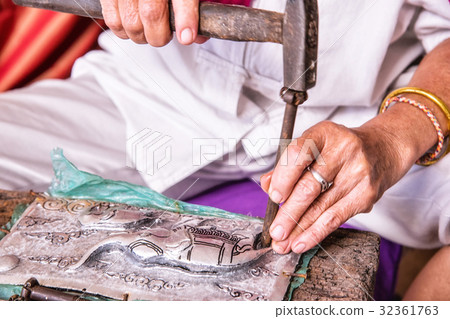 Craftsman hitting silverware. 32361763