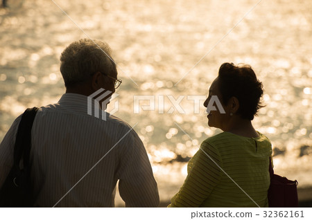 老人和女人的婚姻戀情 32362161